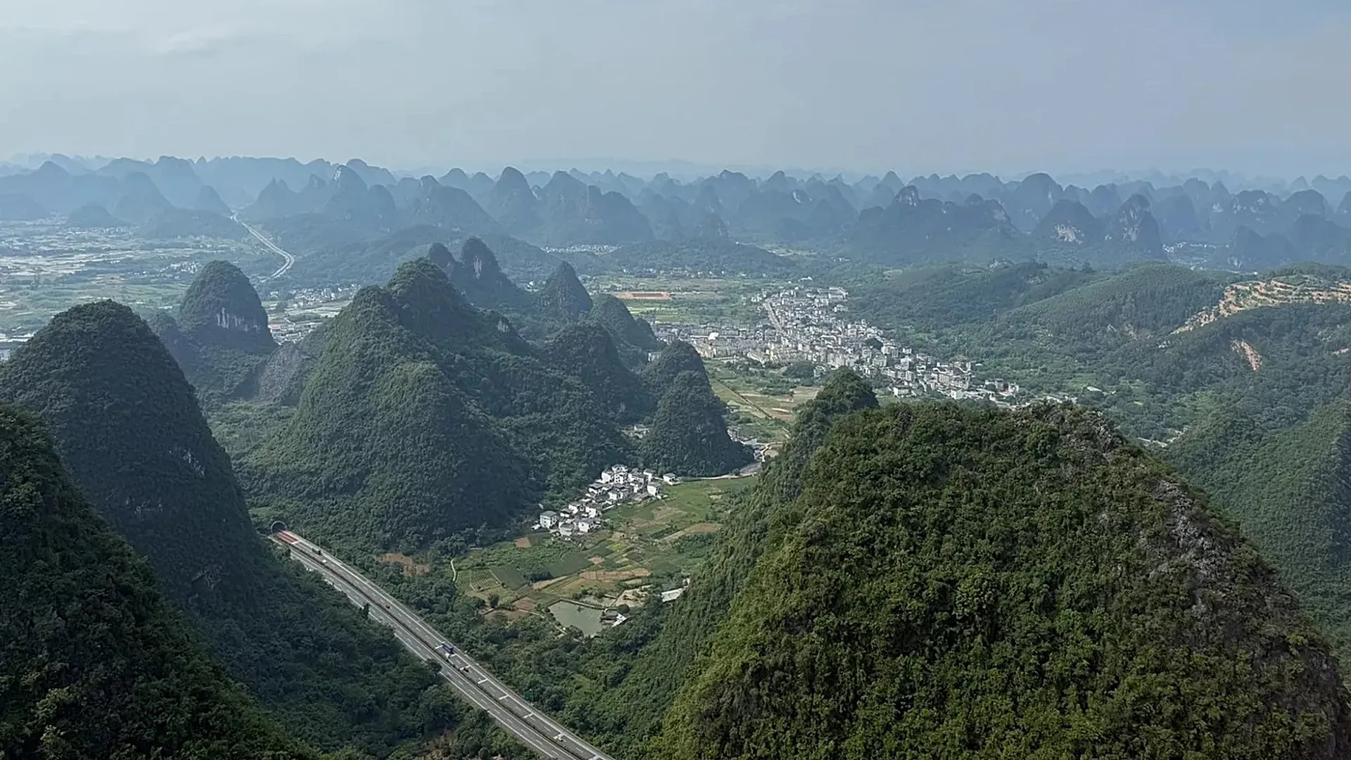 Quế Lâm nổi tiếng với phong cảnh non nước hữu tình, núi đá vôi nhấp nhô nằm bên bờ sông Ly tuyệt đẹp. Nếu du khách không muốn đến Bắc Kinh, Thượng Hải, Tây An hay Trương Gia Giới thì đến Quế Lâm để chiêm ngưỡng vẻ đẹp như tranh vẽ cùng những dãy núi đá vôi trải dài hàng kilomet của thành phố này.  