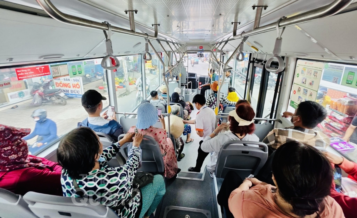 việc tận dụng hệ thống xe buýt công cộng không chỉ giúp người dân tiết kiệm chi phí đi lại mà còn góp phần giảm áp lực giao thông - Ảnh: internet