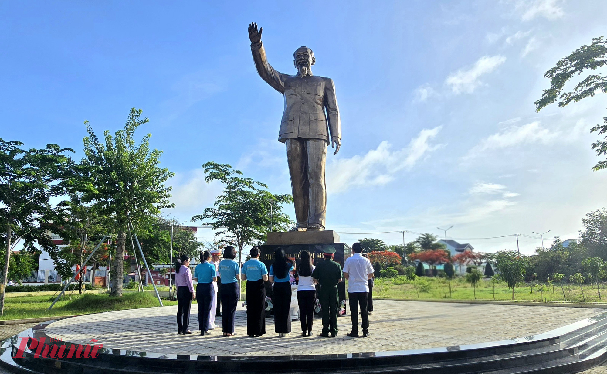 Đoàn đại biểu dâng hương lên Chủ tịch Hồ Chí Minh trong khuôn viên Đền thờ Anh hùng, liệt sĩ Rừng Sác - Cần Giờ