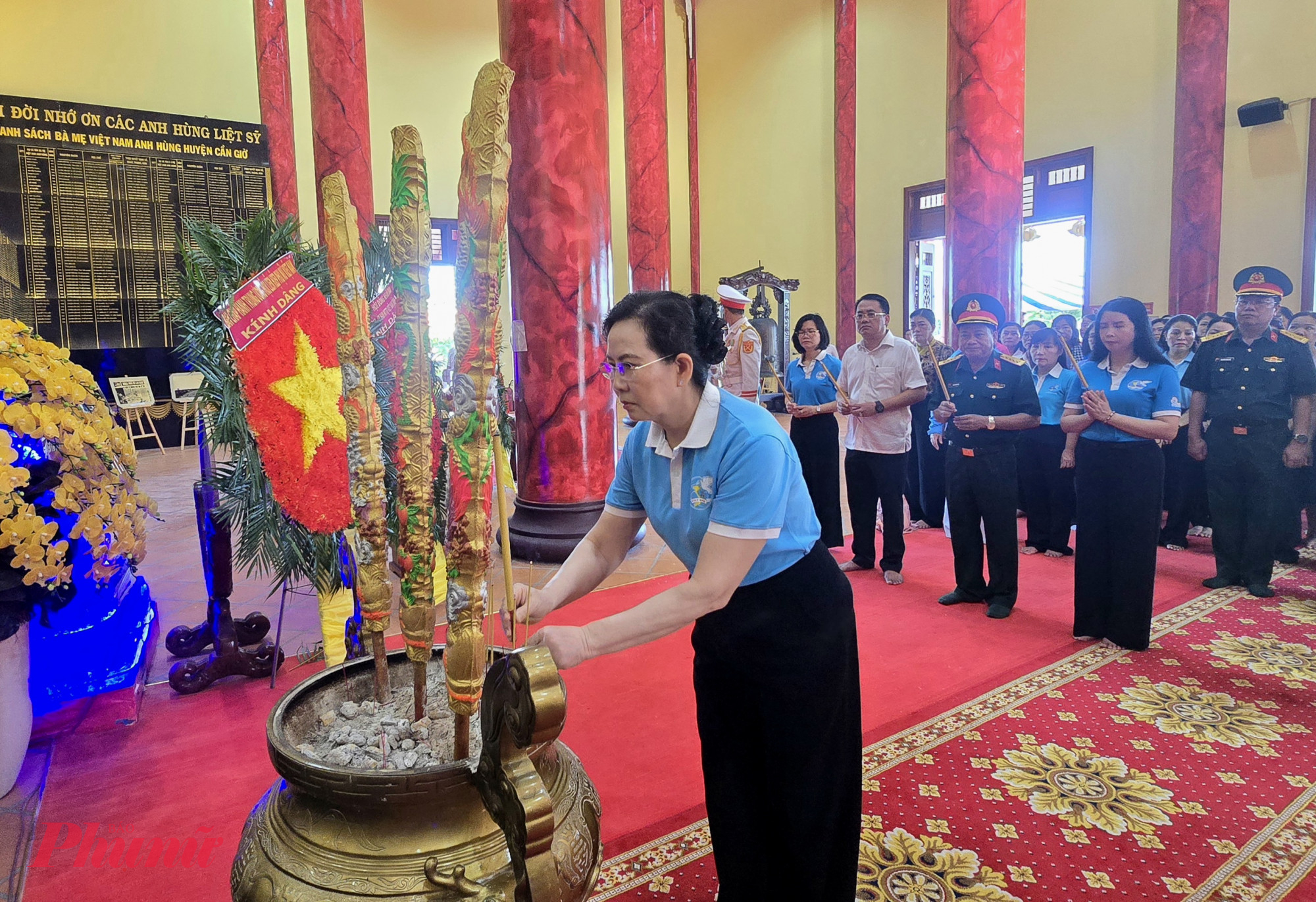 Chủ tịch Hội LHPN Việt Nam Lê Thị Thủy - thắp hương tưởng nhớ ưởng niệm các Anh hùng liệt sĩ tại Đền thờ Anh hùng, liệt sĩ Rừng Sác - Cần Giờ.