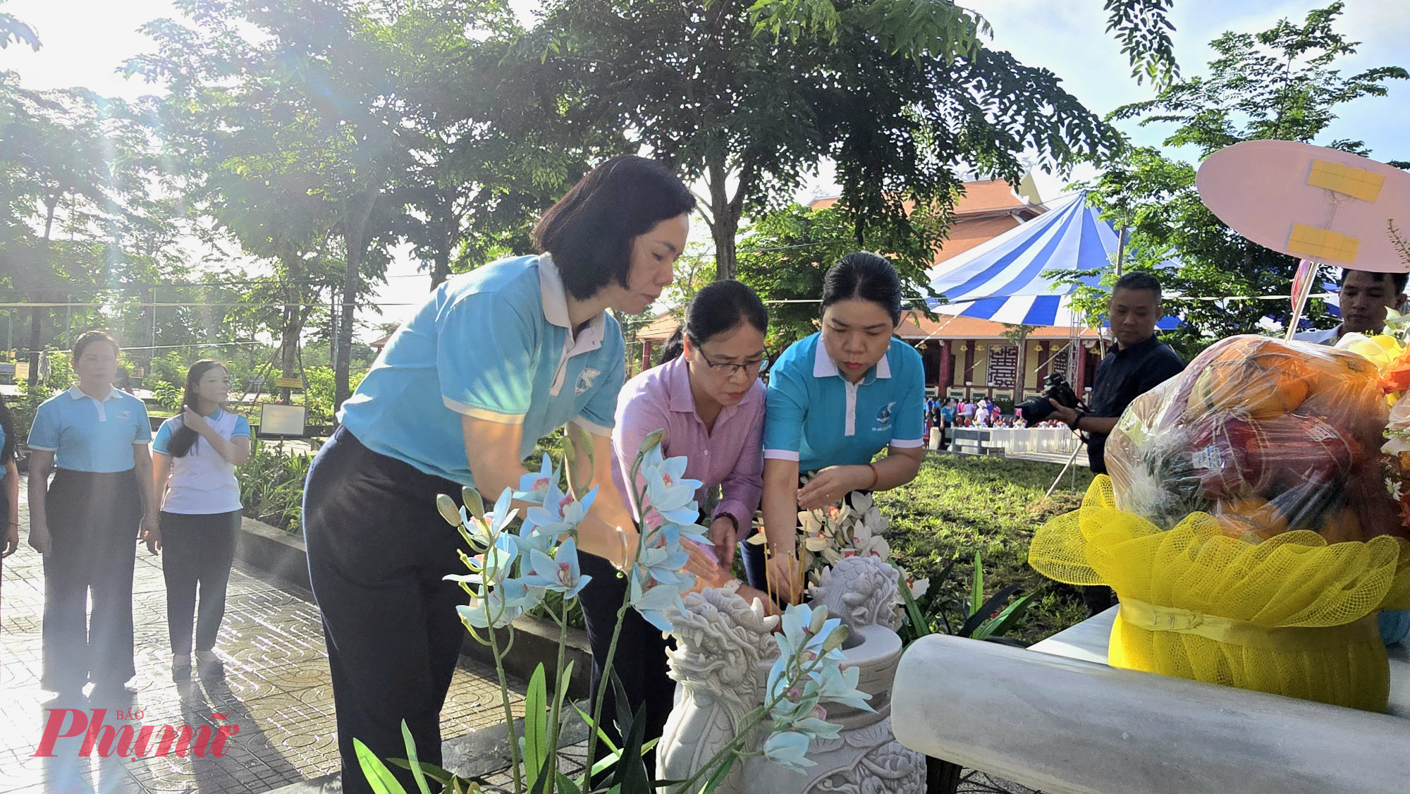 Lãnh đạo Hội LHPN  Việt Nam và Hội LHPN TPHCM thắm hương tưởng nhớ tại bia tưởng niệm 915 Anh hùng liệt sĩ đặc công Rừng Sác\