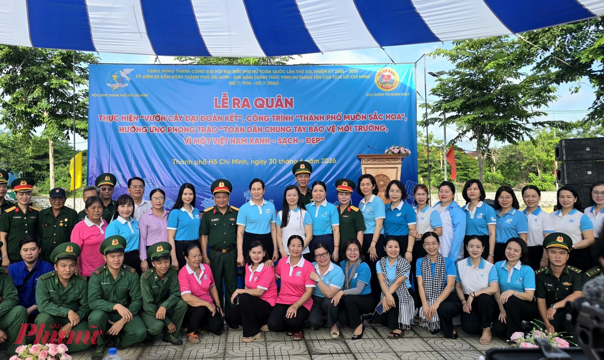 Ngày 30/6, Hội Liên hiệp Phụ nữ Thành phố Hồ  Chí Minh phối hợp với Cục Chính trị Quân khu 7 tổ chức Lễ ra quân thực hiện “Vườn  cây đại đoàn kết”, Công trình “Thành phố muôn sắc hoa”, hưởng ứng phong trào  “Toàn dân chung tay bảo vệ môi trường, vì một Việt Nam xanh - sạch - đẹp”