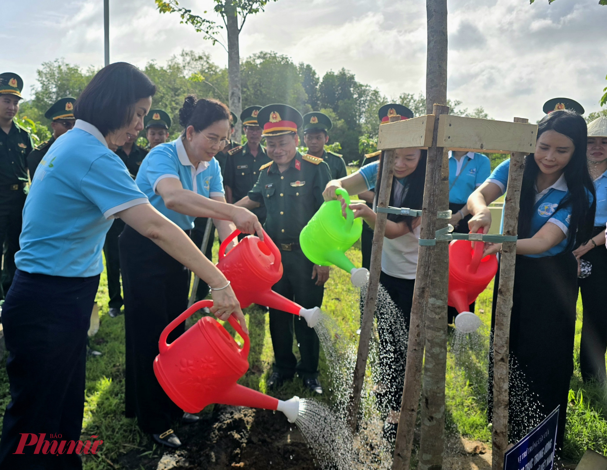 Các đại biểu tham gia trồng cây tại chương trình. 