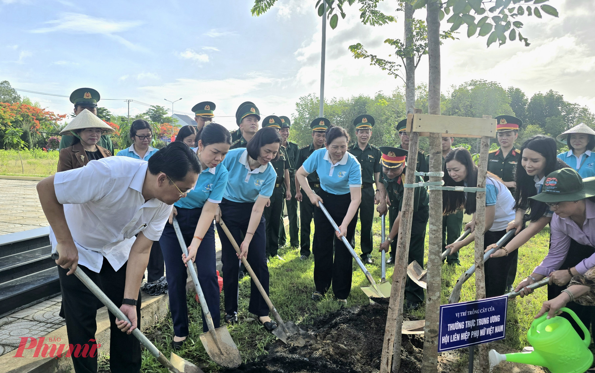 Lễ ra quân trồng  cây thực hiện “Vườn cây đại đoàn kết” trồng 60 cây xoài, Công trình “Thành phố  muôn sắc hoa” với tổng diện tích thực hiện hơn 846 mét vuông