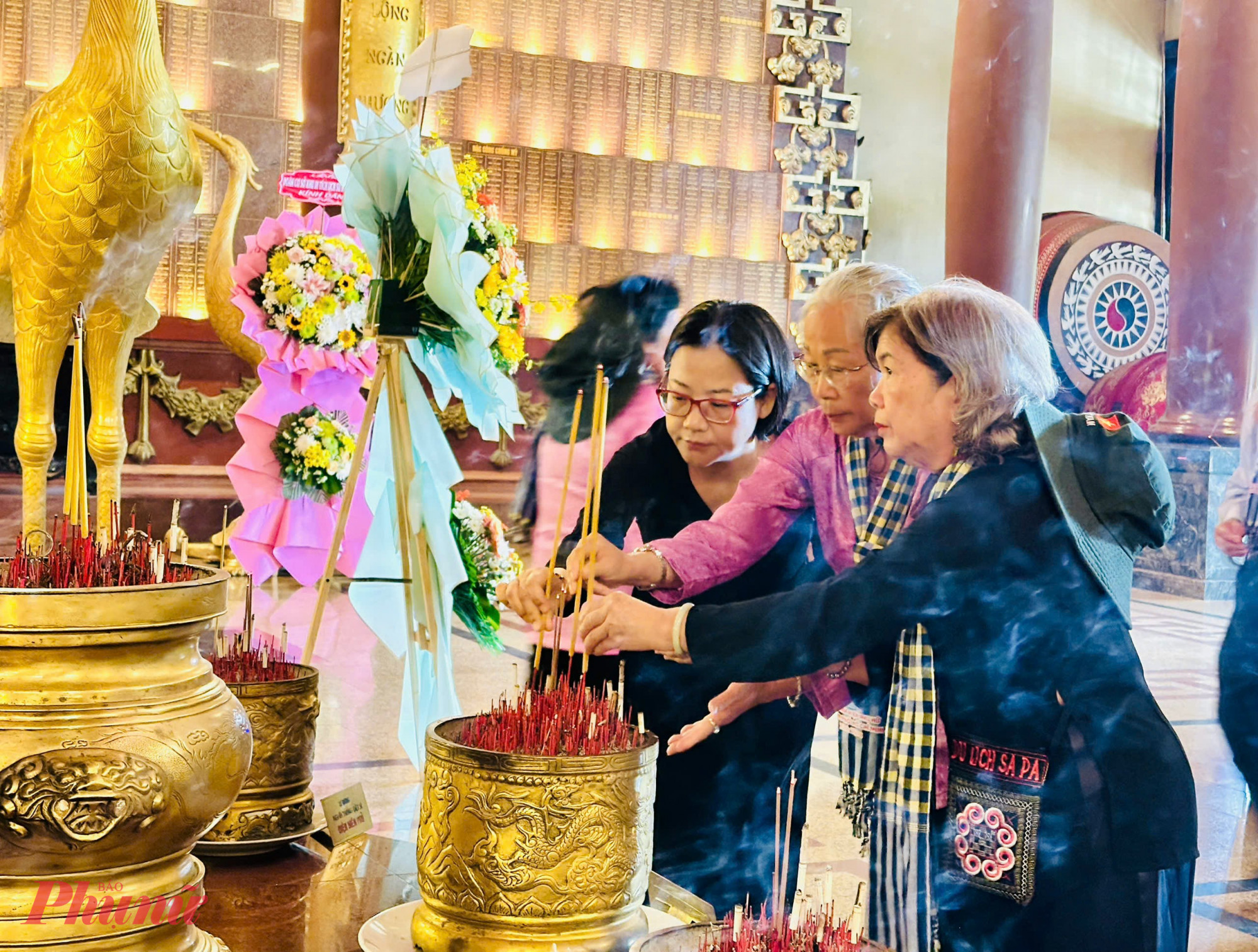 Đoàn dâng hoa, dâng hương tại Đền Tưởng niệm Liệt sĩ Bến Dược - Ảnh: Ngọc Trăm