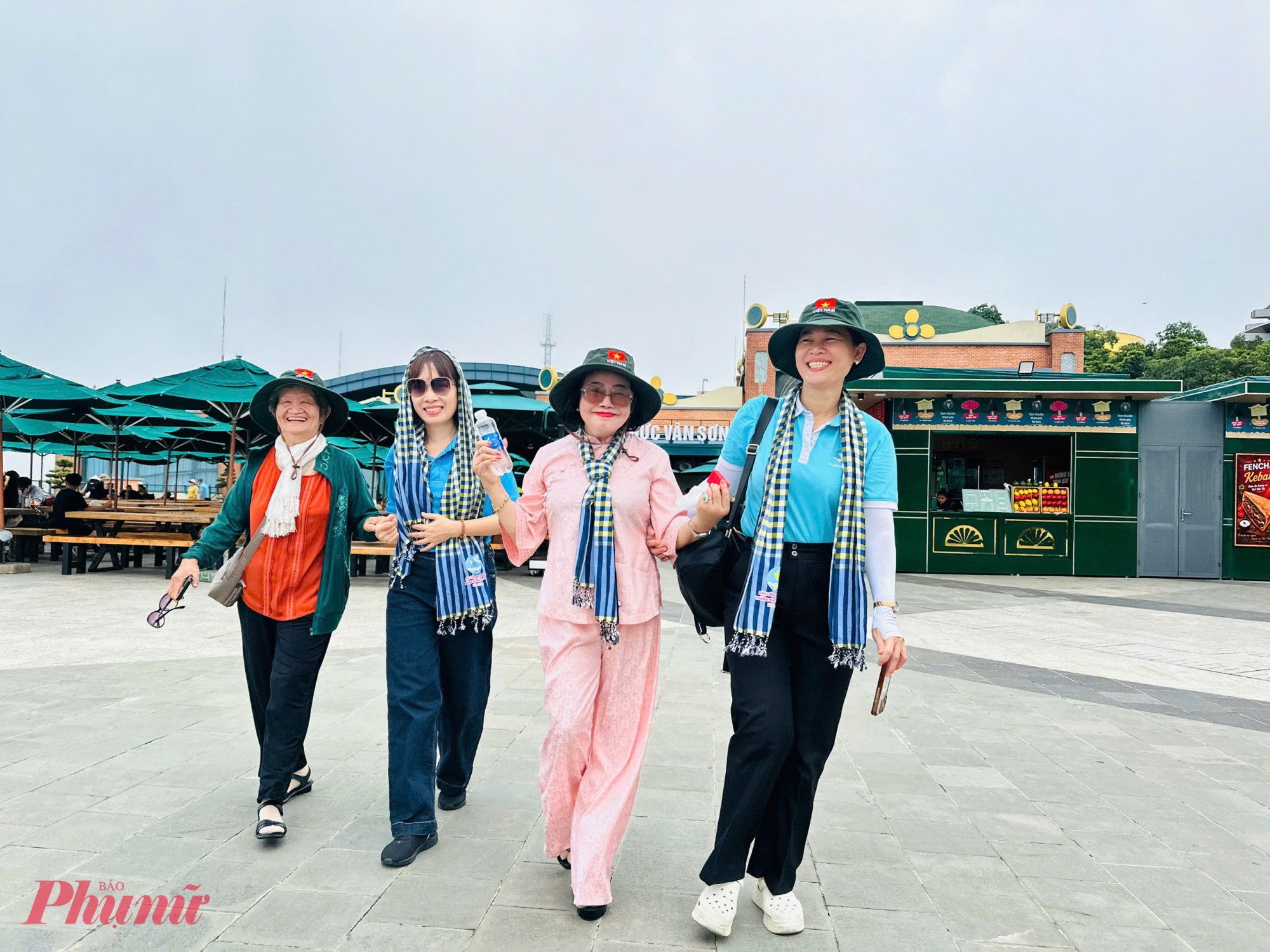 Cán bộ Hội LHPN TPHCM hỗ trợ, chăm sóc các cô trong suốt chuyến hành trình - Ảnh: Ngọc Trăm