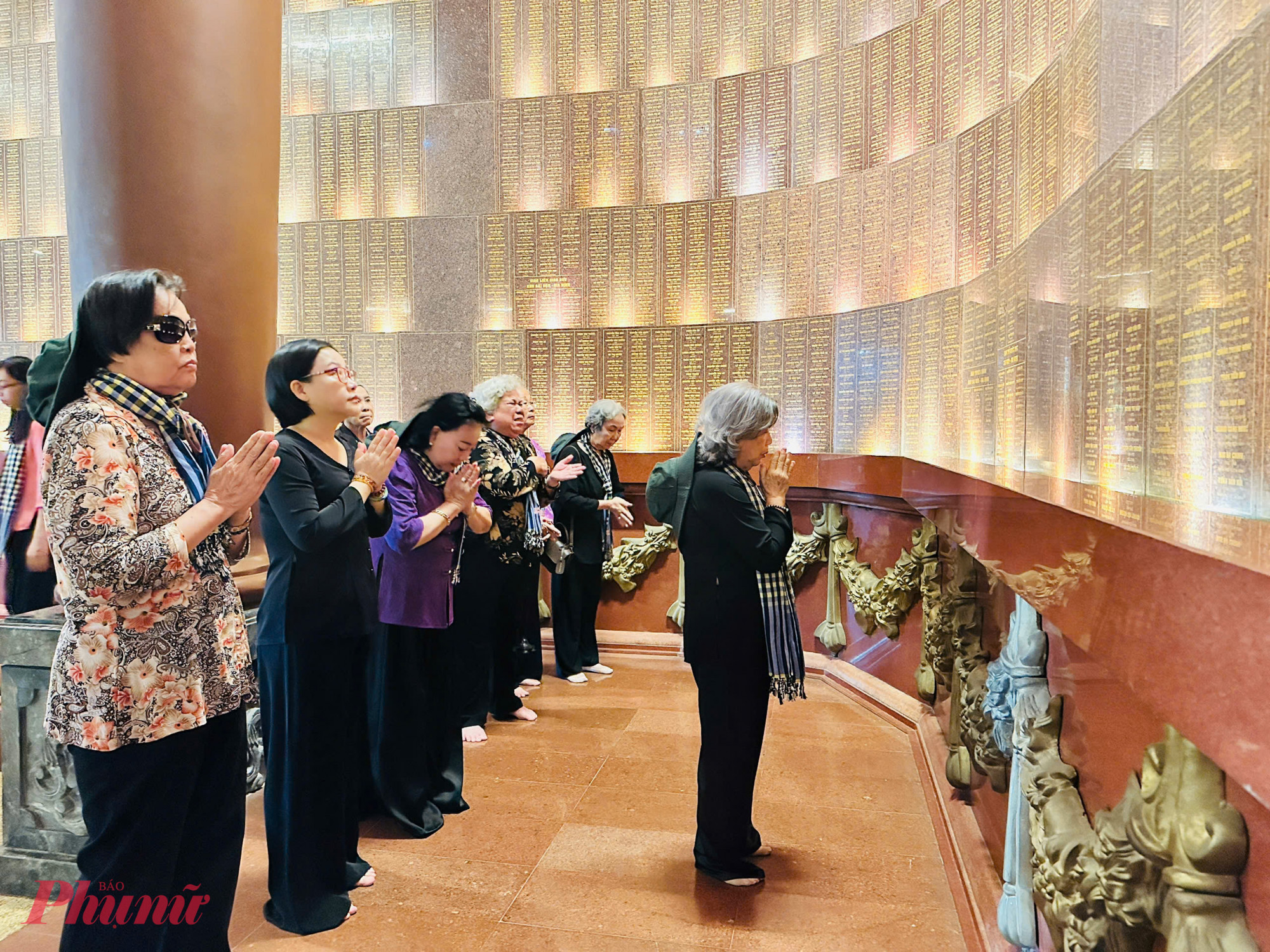 Các đại biểu tưởng niệm 5 liệt sĩ  thuộc Tiểu đoàn nữ Biệt động Lê Thị Riêng đã được trao bằng Tổ quốc ghi công năm 2025 và nay được khắc tên tại Đền Tưởng niệm Liệt sĩ Bến Dược - Ảnh: Ngọc Trăm