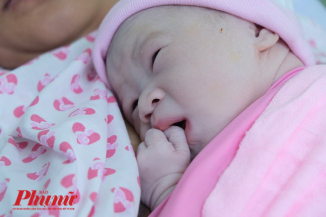 <p><em>Theo TS.BS Hoàng Thị Diễm Tuyết - Giám đốc Bệnh viện Phụ sản Hùng Vương, trong đêm giao thừa 2020, bệnh viện có hơn 20 thai phụ chờ sinh. Riêng ngày đầu năm, Bệnh viện Phụ sản Hùng Vương có hơn 120 em bé chào đời. Ảnh: Thiên Chương</em></p>
