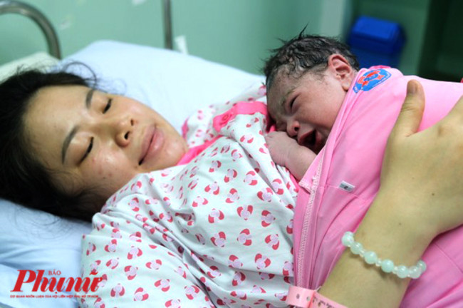 <p><em>Tại Bệnh viện Phụ sản Hùng Vương (TPHCM), em bé chào đời đầu tiên năm 2020 vào đúng 0 giờ ngày 1/1/2020. Đó là một bé trai nặng 2.900 gram, con của chị V.T.H.Đ ở Tân Bình, TPHCM. Sau khi chào đời, bé được chính tay ba cắt dây rốn và da kề da cùng mẹ. Việc làm này giúp kết nối tình yêu thương giữa ba mẹ và con. Ảnh: Thiên Chương.&nbsp;</em></p>

<p>&nbsp;</p>
