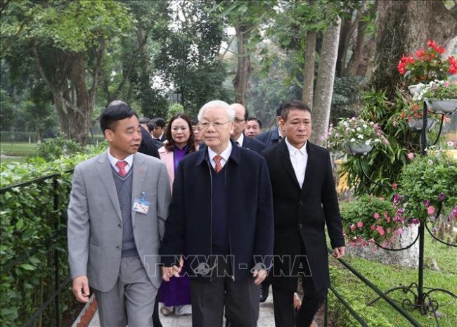 <p><em>Tổng bí thư, Chủ tịch nước thăm Khu di tích Chủ tịch Hồ Chí Minh tại Phủ chủ tịch</em></p>
