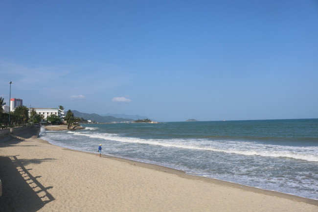 <p><em>Bãi biển Nha Trang vắng vẻ trong một buổi chiều cuối tuần</em></p>
