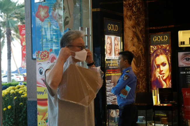 <p><em>Một người đàn ông đang mang khẩu trang khi vào trung tâm thương mại Nha Trang Center</em></p>