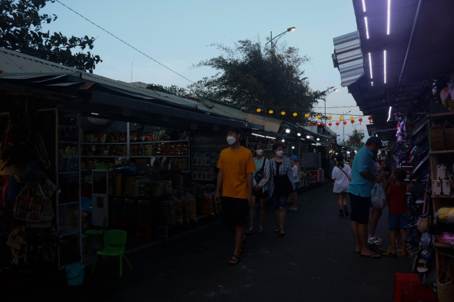 <p><em>Chợ đêm TP. Nha Trang vẫn đón khách du lịch</em></p>