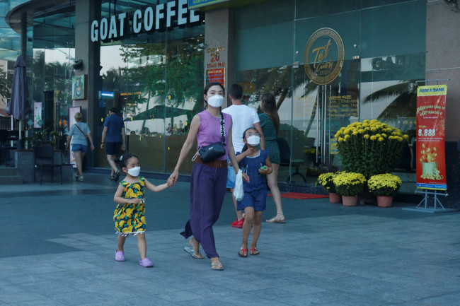 <p><em>Khách du lịch đang đi dạo trên các tuyến phố Nha Trang</em></p>