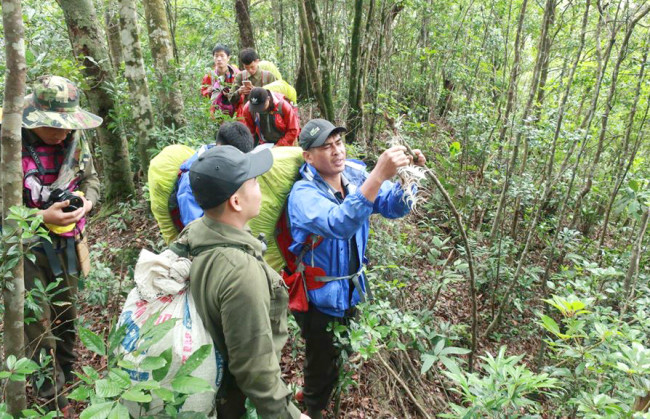 <p>Mỗi tháng, 15 thành viên của đội sống trong rừng thẳm khoảng 20 ngày để cùng lực lượng kiểm lâm vây bắt, đuổi thợ săn, lâm tặc vào đặt bẫy,&nbsp;bắn giết thú rừng. Hành trang mang theo của các anh là gạo, cá khô, thịt heo ướp muối, nồi, võng, tăng, thuốc men...</p>
