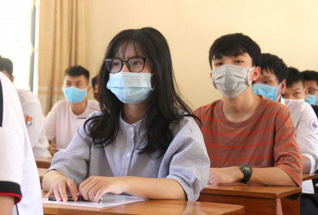 <p>Lãnh đạo Trường THPT chuyên Phan Bội Châu bố trí riêng 2 phòng thi cho những thí sinh bị ốm, sốt. May mắn, trong buổi làm thủ tục, không có trường hợp nào bị sốt.</p>
