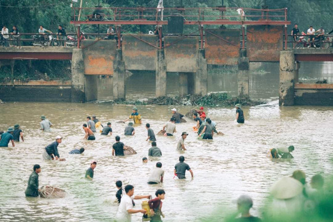<p><em>Cả trăm người cùng giăng đặc nhiều lớp ngang sông Vũ Giang để khuấy đảo, làm cá hoảng loạn mất phương hướng khi chạy trốn.</em></p>
