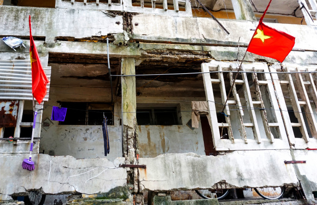<p>Trải qua thời gian, chung cư Quang Trung đã xuống cấp nghiêm trọng. Nhiều cột trụ tòa nhà cũng đã bong tróc, để lộ cốt thép bên trong.</p>