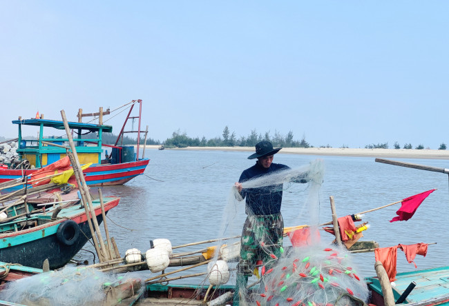 <p>Những ngày đầu năm, vùng bãi ngang các huyện Nghi Xuân, Lộc Hà, Cẩm Xuyên (Hà Tĩnh) trở nên tấp nập cảnh mua bán cá cháo (cá khoai). Các thuyền gỗ công suất nhỏ từ ngoài khơi tấp nập chở đầy cá cháo vào bờ để bán cho thương lái.</p>
