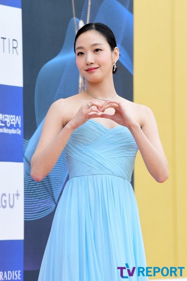 <p>Diễn viên Kim Go Eun nhận được đề cử "Nữ chính xuất sắc" với phim "Yumi’s Cells" cùng <span style="font-family: sans-serif; font-size: 14.08px; text-align: center;">Han Hyo Joo, Kim Hye Soo, Oh Yeon Seo và Kim Sung Ryung</span>.</p>
