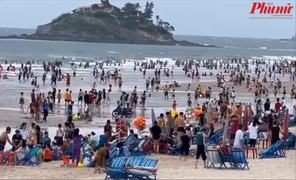 Biển người chen chúc nhau tắm trên bãi biển Vũng Tàu