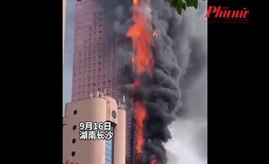 Tòa nhà cao tầng ở Trung Quốc cháy như 1 ngọn đuốc