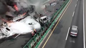 2 xe tải va chạm trên cầu, cột khói cao hàng chục mét ở Trung Quốc