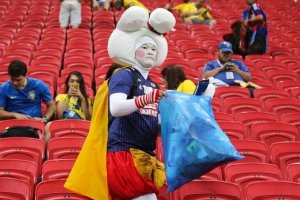 Cổ động viên Nhật Bản dọn rác khắp khán đài sau trận mở màn World Cup 2022