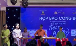 Dàn nhạc cụ dân tộc biểu diễn trong họp báo show Hương Lan