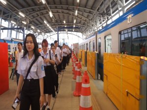 Hàng trăm sinh viên tiêu biểu trải nghiệm tàu Metro