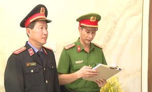 TTHUE KHOI TO CAN BO NGAN HANG LUA DAO CHIEM DOAT TS.mp4