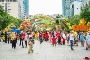 Dòng người tấp nập đổ về Đường hoa Nguyễn Huệ và Lễ hội Đường sách trong chiều 29 tết