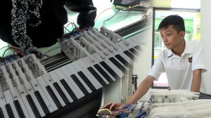 Sinh viên năm nhất “trình làng” Robot chơi piano