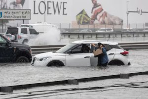 Dubai ngập lụt nghiêm trọng, loạt siêu xe trôi trong biển nước