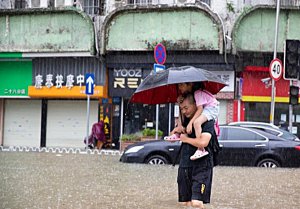 Người dân Quảng Đông (Trung Quốc) khổ sở chống chọi mưa bão