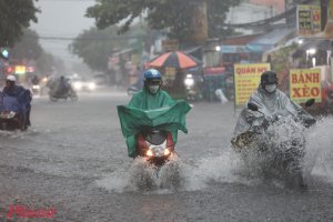 Chợ Thủ Đức vẫn ngập sau cơn mưa lớn TPHCM.mov