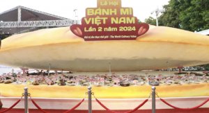 Ổ bánh mì khổng lồ, chứa 150 món ăn kèm xác lập kỷ lục