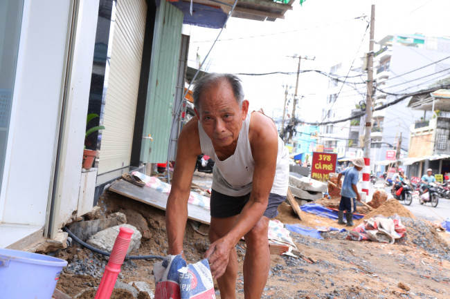 <p><em>Ông Hoàng Minh Châu (79 tuổi, người dân đường Chu Văn An) đang tự tay sửa lại thềm nhà bị bong tróc. Ông cho biết nhà mình bị giải tỏa 33m<sup>2</sup>, lùi vào khoảng 8m. Mặc dù nhà bị giải tỏa gần một nửa nhưng ông vẫn chấp nhận vì thấy đường này thường xuyên bị ùn tắc, đặc biệt chỗ nút giao Bình Hòa nên cần được mở rộng càng sớm càng tốt.</em></p>
