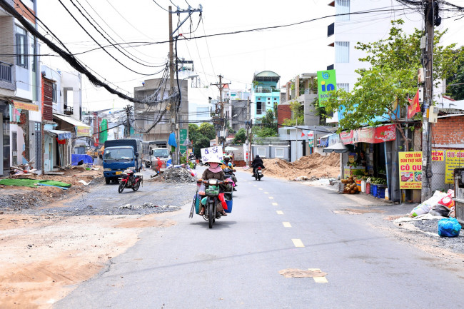 <p><em>Đoạn đường dài 600m được mở rộng từ 5-7m sẽ lên 23m, gồm 4 làn xe (trước đây 2 làn xe), vỉa hè, hệ thống thoát nước, chiếu sáng và cây xanh.</em></p>

