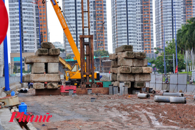 <p>Sở Xây dựng đề nghị Ban Giao thông lập tiến độ chi tiết cho từng hạng mục, có cam kết hoàn thành gửi UBND TP và Sở Xây dựng theo dõi.&nbsp;Hiện UBND TPHCM cũng đã chỉ đạo khẩn yêu cầu dự án nút giao An Phú phải hoàn thành vào cuối năm nay. Ảnh: Nguyễn Văn</p>
