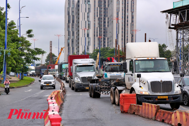 <p>Do dự án nút giao An Phú thi công ì ạch, chậm tiến độ 12 tháng nên giao thông qua khu vực liên tục bị ùn tắc. Hình ảnh ô tô xếp hàng dài chờ rẽ trái về hướng đường Đồng Văn Cống từ nút giao An Phú. Ảnh: Nguyễn Văn</p>
