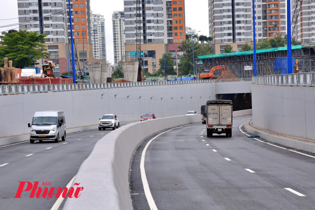 <p>Hầm chui HC1 - 01&nbsp;dài 455m, rộng 20m với 4 làn xe ô tô (2 làn mỗi chiều), gồm 4 đốt hầm kín dài 80m và 15 đốt hầm hở dài 375m, tổng mức đầu tư 350 tỷ đồng. Ảnh: Nguyễn Văn</p>
