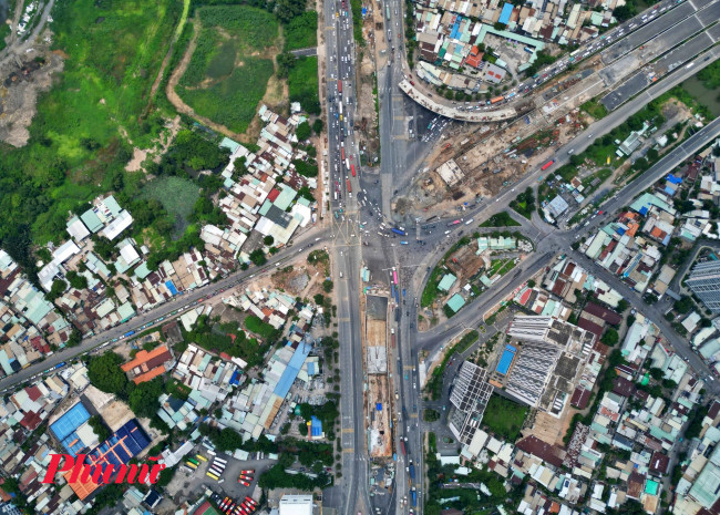 <p>Mới đây, Sở Xây dựng TP.HCM có báo cáo gửi UBND TP cho biết, tổng tiến độ dự án nút giao An Phú đạt khoảng 70% khối lượng, với 13/18 gói thầu được triển khai trên phạm vi mặt bằng đã bàn giao. Đồng thời cho rằng dự án chậm 12 tháng so với kế hoạch. Ảnh: Nguyễn Văn</p>
