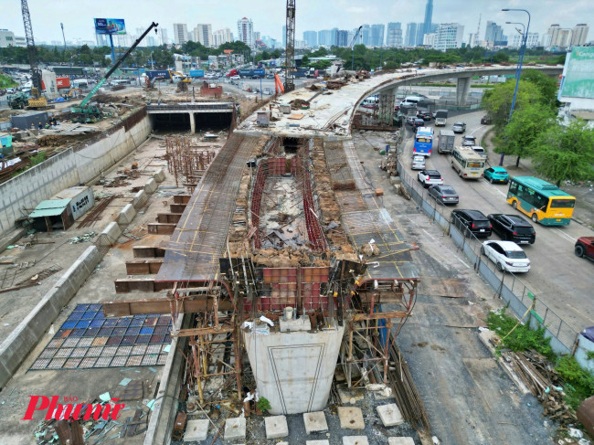 <p>Qua ghi nhận sáng 21/8, trên công trường nút giao An Phú khá vắng, chỉ vài chục công nhân làm việc, máy móc ít hoạt động. Ảnh: Nguyễn Văn</p>
