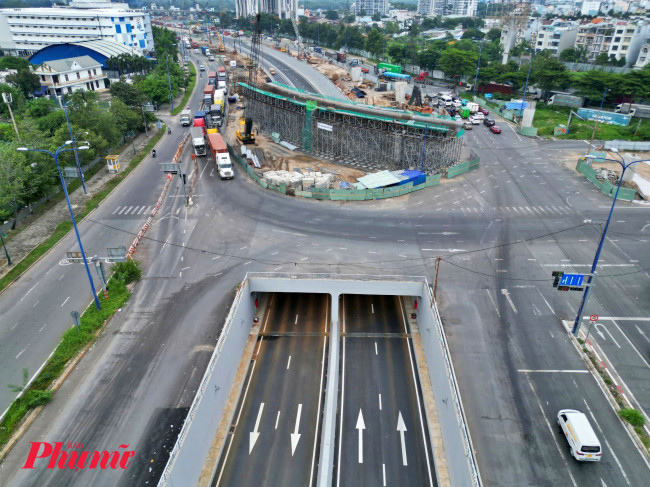 <p>Hầm chui HC1 - 01&nbsp;dài 455m, rộng 20m với 4 làn xe ô tô (2 làn mỗi chiều), gồm 4 đốt hầm kín dài 80m và 15 đốt hầm hở dài 375m, tổng mức đầu tư 350 tỷ đồng. Ảnh: Nguyễn Văn</p>
