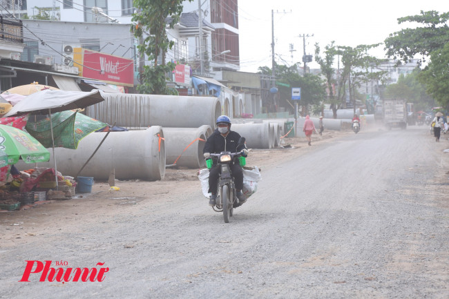 <p><em>Dự án nâng cấp, mở rộng đường Lò Lu dài hơn 2km được chia thành 2 đoạn, trong đó đoạn 1 dài hơn 1,7km từ đường Lã Xuân Oai đến cầu Chùm Chụp, đoạn 2 dài khoảng 267m từ cầu Chùm Chụp đến đường Nguyễn Xiển, thuộc Long Phước (trước đây là Trường Thạnh) - Ảnh: Nguyễn Văn</em></p>
