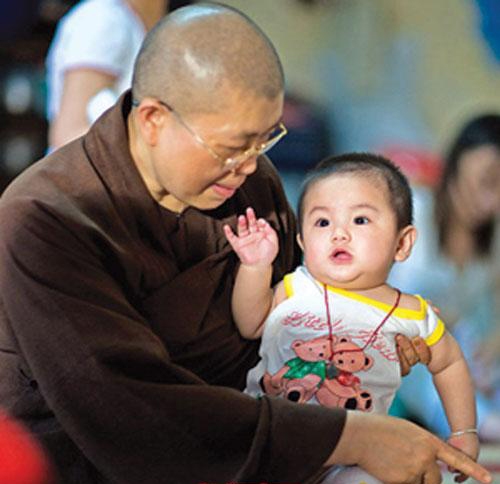 Viec nuoi tre o chua Bo De: Su bien mat kho hieu cua nhung dua tre