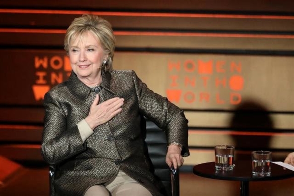 Hillary Clinton keu goi nem bom cac san bay Syria