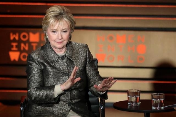 Hillary Clinton keu goi nem bom cac san bay Syria