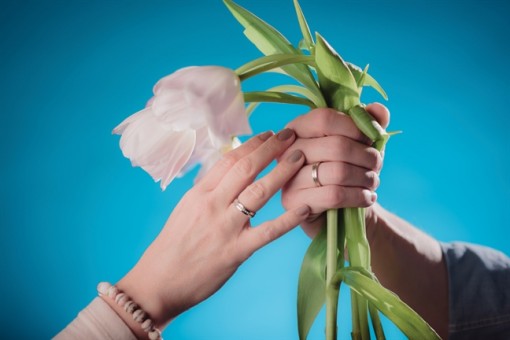 Vợ nhìn chồng vừa ăn vừa bấm ti vi, chán chết